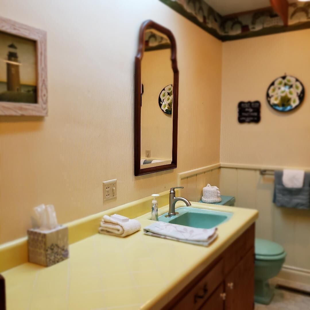 Ensemble douche/baignoire, sèche-cheveux, serviettes fournies, savon