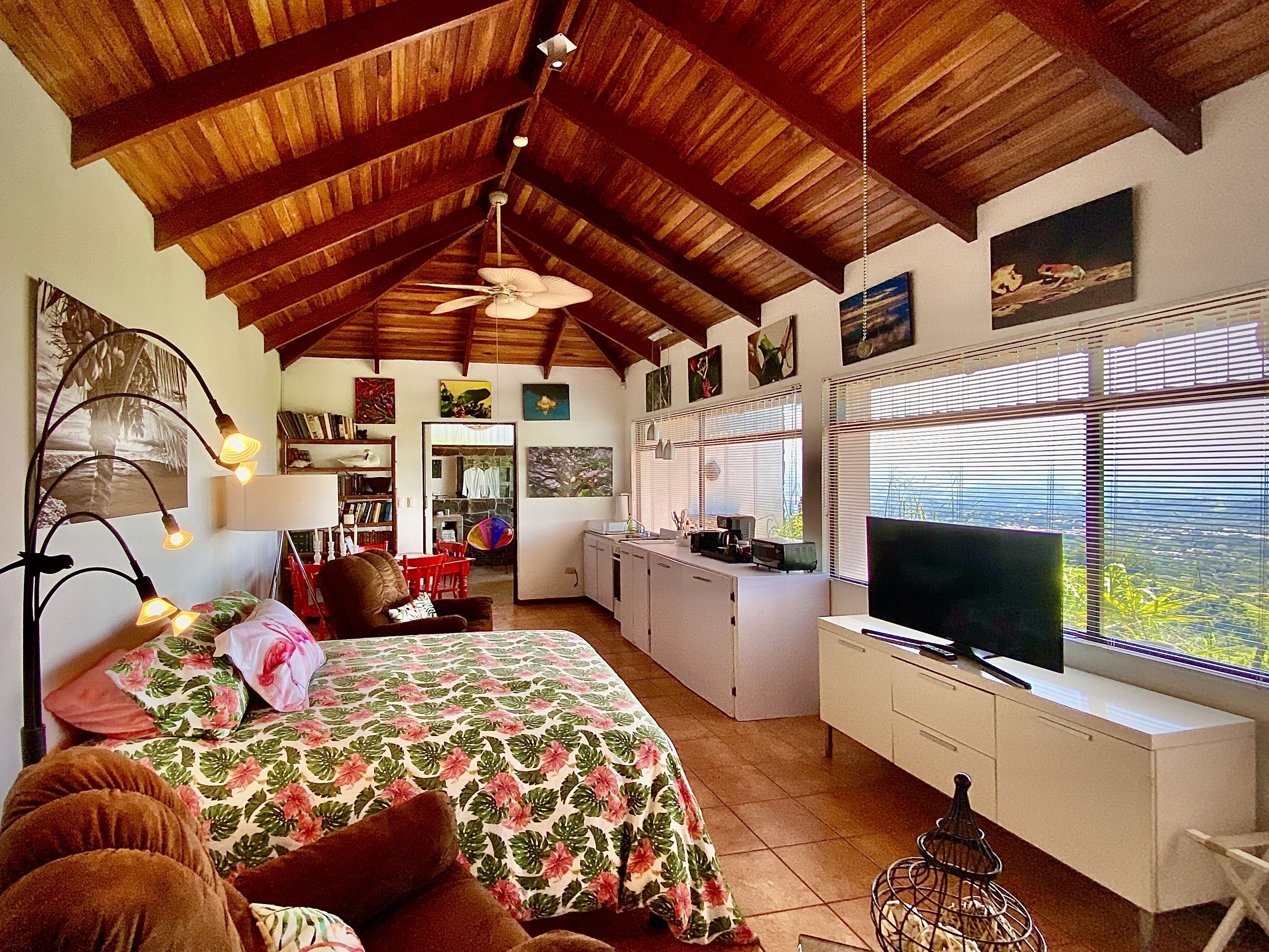 1 habitación, escritorio, tabla de planchar con plancha y cuna de viaje 