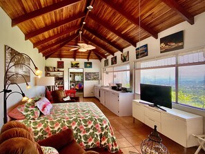 1 makuuhuone, työpöytä, silitysrauta/-lauta, vauvan matkasänky