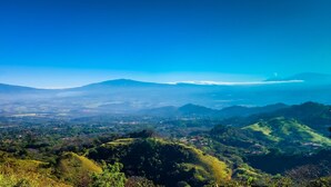 Une vue panoramique d’un paysage montagneux sous un ciel dégagé.