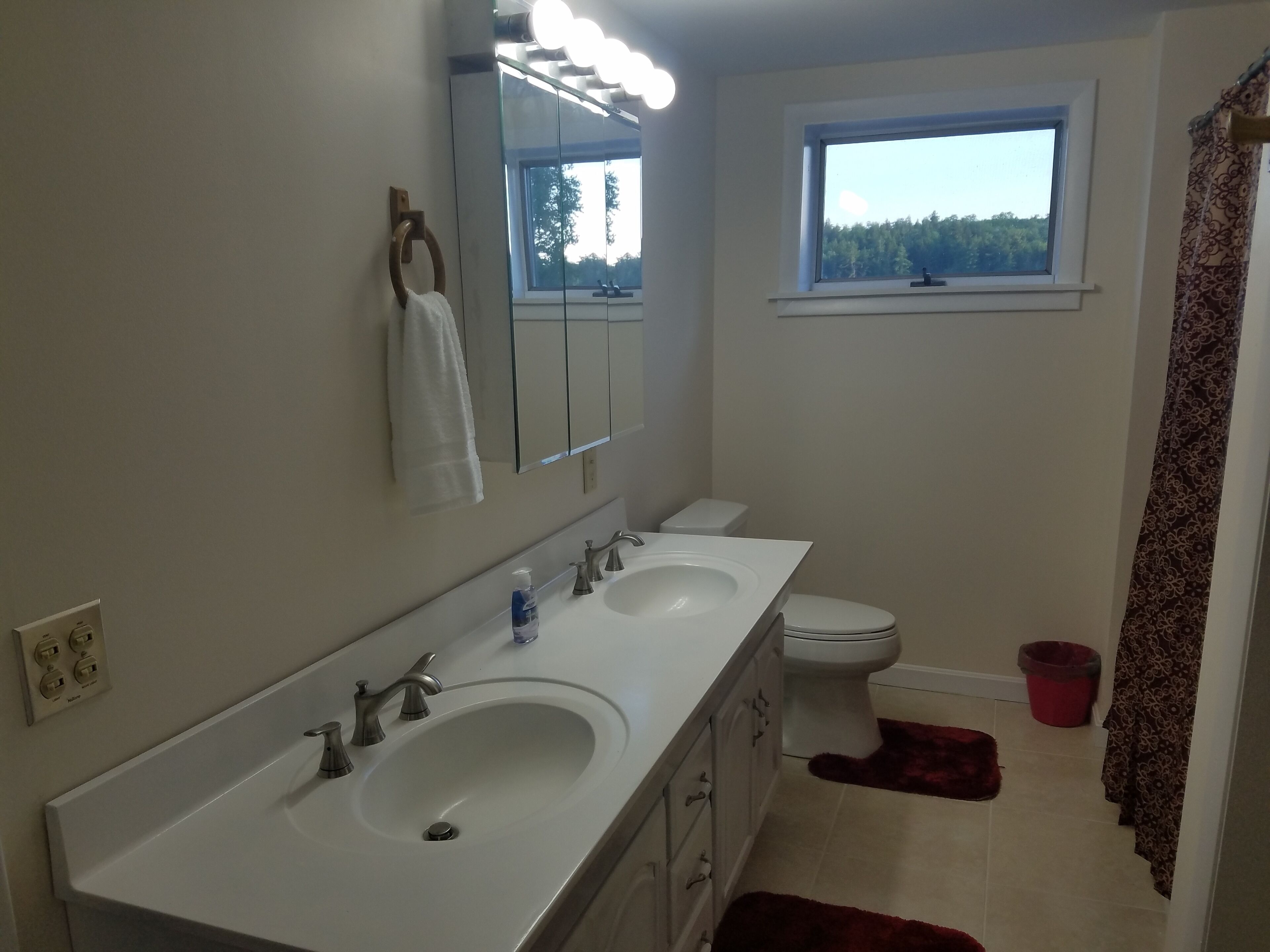 Combined shower/tub, towels
