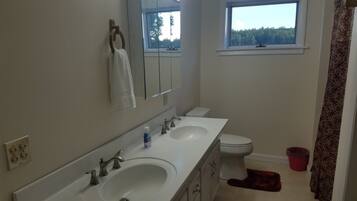 Combined shower/tub, towels