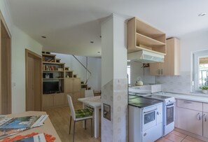 Kühlschrank, Mikrowelle, Geschirrspüler, Kochgeschirr/Geschirr/Besteck