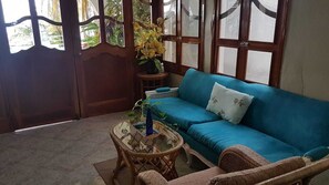 Fernseher, DVD-Player, Bücher, Stereoanlage