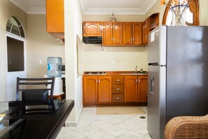 Kühlschrank, Mikrowelle, Herdplatte, Wasserkocher mit Kaffee-/Teezubehör