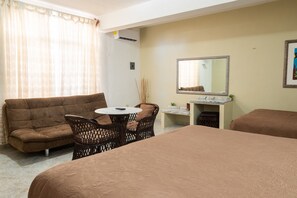 1 habitación, tabla de planchar con plancha y cuna de viaje 