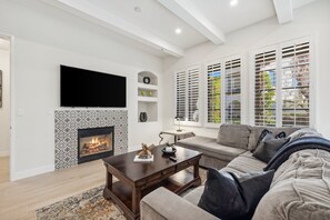 TV, fireplace, Netflix, Hulu