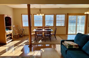 Smart TV, reproductor de DVD, libros y videoteca