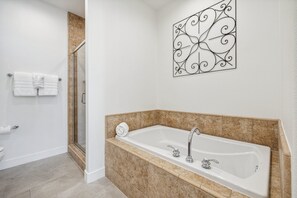 Badewanne, Haartrockner, Handtücher