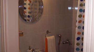 Bathtub, hair dryer, towels, shampoo