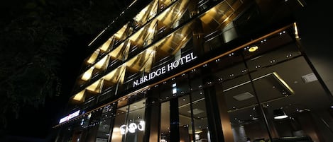 숙박 시설 정면 - 저녁/밤