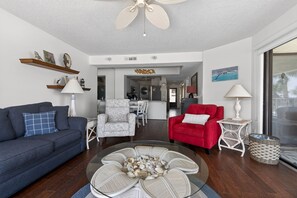 Fernseher, Tischfußball, Tischtennisplatte, Bücher