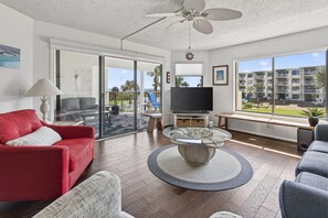 Fernseher, Tischfußball, Tischtennisplatte, Bücher