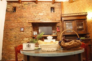 Interior - Art House Petunia - your gateway to Old Tbilisi! (Tbilisi)