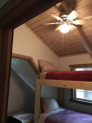 2 bedrooms, free WiFi, bed sheets - Experience Alaska with a touch of home! (Hollis)
