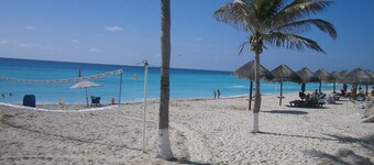 Beach Resort in Zona Hotelera Cancun Amenities Included
Beach, Pool, Kitchen,