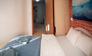 1 habitación, tabla de planchar con plancha, wifi gratis y ropa de cama