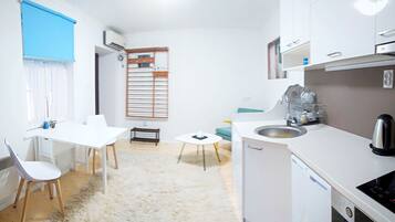 Køleskab, ovn, kogeplade, elkedel