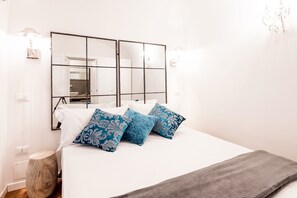 2 bedrooms, iron/ironing board, WiFi, bed sheets - Elegant, High Ceiling, Central, at walking distance from everything  (Roma)