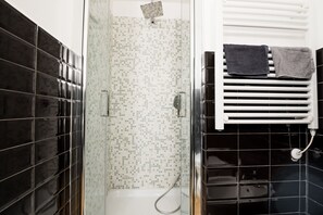 Douche, séchoir à cheveux, bidet, serviettes fournies