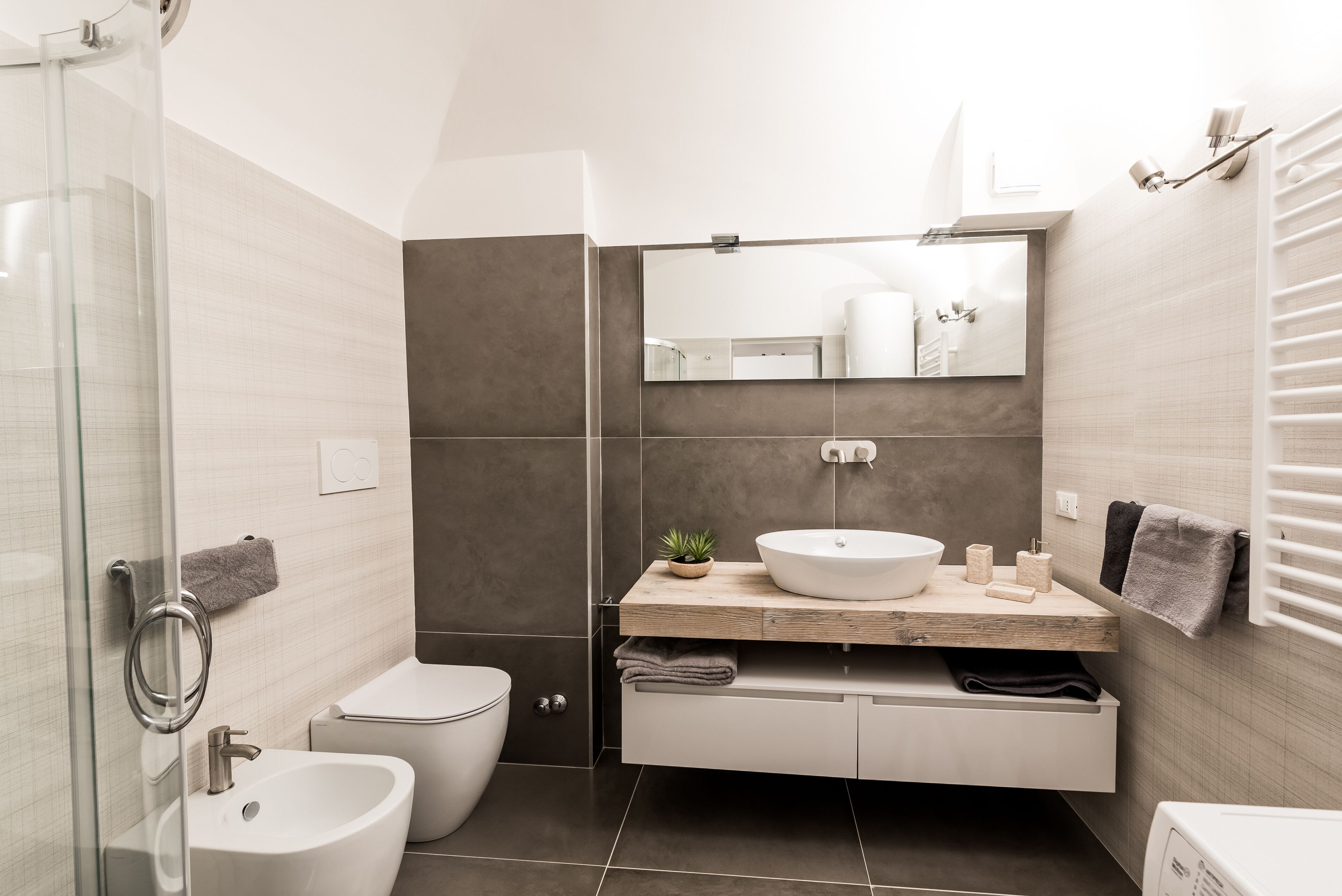Dusche, Haartrockner, Bidet, Handtücher
