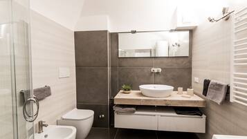 Dusche, Haartrockner, Bidet, Handtücher