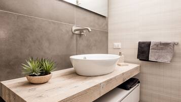 Douche, sĂšche-cheveux, bidet, serviettes fournies