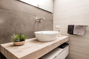 Douche, sèche-cheveux, bidet, serviettes fournies