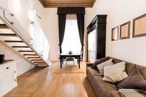 Smart TV, DVD player, books, video library - Elegant, High Ceiling, Central, at walking distance from everything  (Roma)