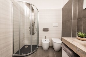 Bruser, hårtørrer, bidet, håndklæder