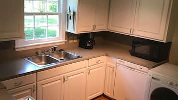 Full-size fridge, microwave, oven, stovetop