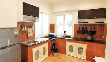 Fridge, microwave, stovetop, cookware/dishes/utensils