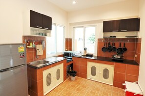 Fridge, microwave, stovetop, cookware/dishes/utensils