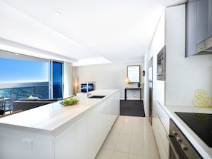 Kylskåp, mikrovågsugn, ugn och spishäll