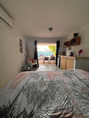 Een strijkplank/strijkijzer, reisbedje, gratis wifi, beddengoed