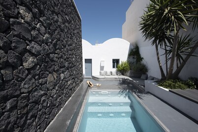 QUIET PART OF FIRA VERY CENTRAL 3 BEDROOM 2 BATHROOMS SPACIOUS TRADITION MODERN