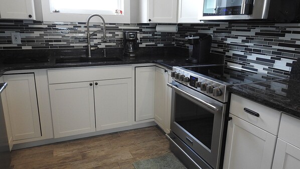 Jääkaappi, mikroaaltouuni, uuni, liesi