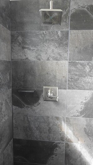 Ducha y bañera combinadas, secador de pelo y toallas