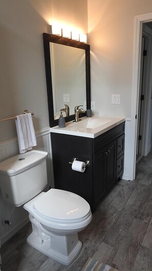 Suihkun ja ammeen yhdistelmä, hiustenkuivaaja, pyyhkeet