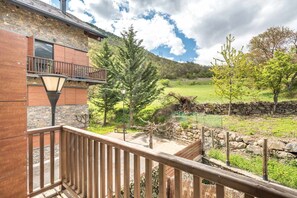 Property grounds - Àneu, by SeaMount Rentals (Valencia D'Aneu)