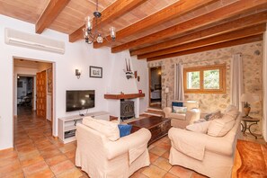 Fernseher, Kamin, Tischtennisplatte