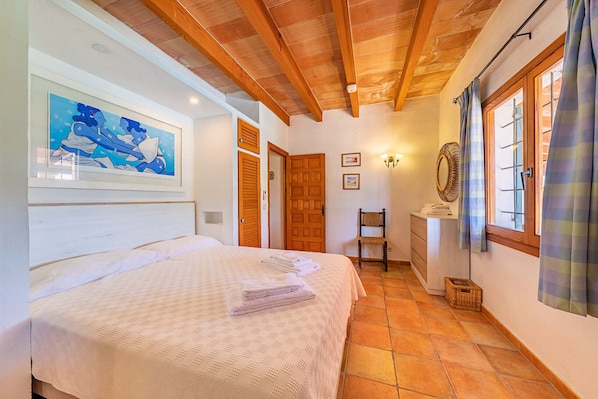 5 bedrooms, iron/ironing board, free WiFi, bed sheets