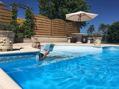 Encantadora casa de campo de 4 habitaciones nr Brantome con piscina climatizada precios con descuento