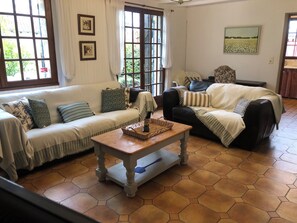 Fernseher, Kamin, Videospiele, Tischtennisplatte