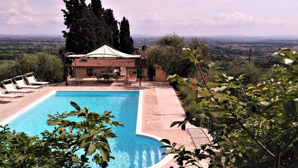 A swimming pool with lounge chairs and a view of the countryside. - Villa Agriturismo Podere Pilar in Tuscany  10 people - spectacular swimming pool (Monsummano Terme)
