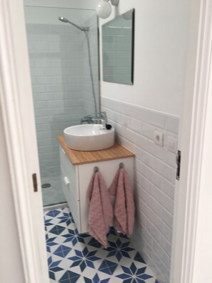 Sèche-cheveux, serviettes fournies