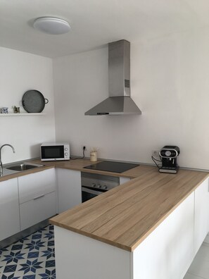 Réfrigérateur, four à micro-ondes, un four, surface de cuisson
