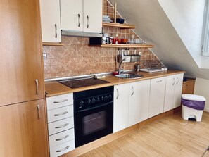 Fridge, microwave, oven, coffee/tea maker - Beautiful and confortable attic in Madrid (Madrid)