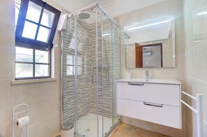 Duschwanne, Haartrockner, Bidet, Handtücher
