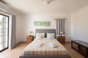 4 bedrooms, in-room safe, iron/ironing board, travel crib - Villa Ladeira - Private pool, Sea view, Smart tv, games, wifi, Ac (Albufeira)